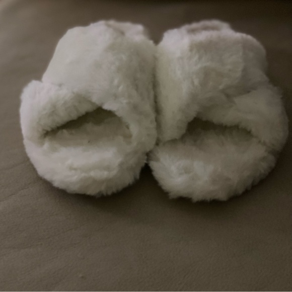 Vince Camuto white fur ladies slide sz 6.5 - Picture 5 of 5